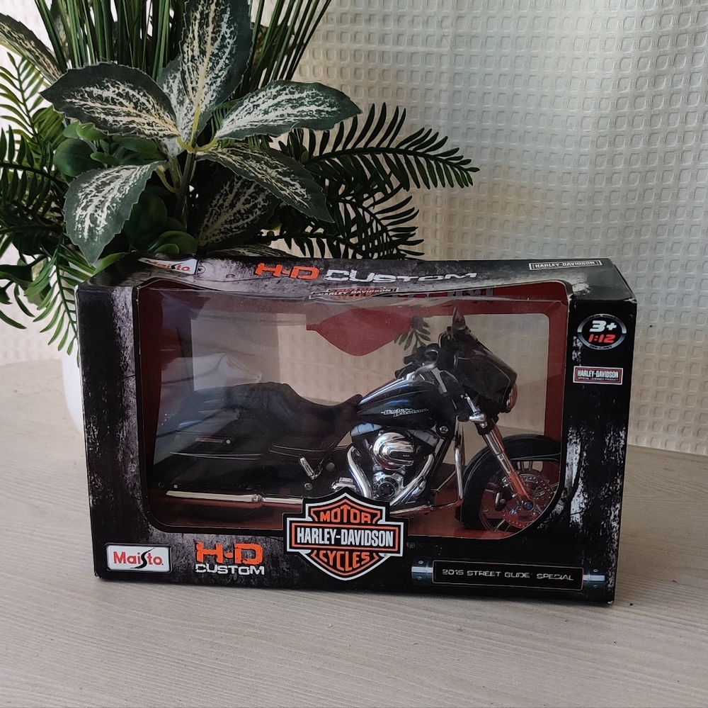 Maisto 1:12 Harley-Davidson 2015 Street Glide Special Diecast Model Motorcycle